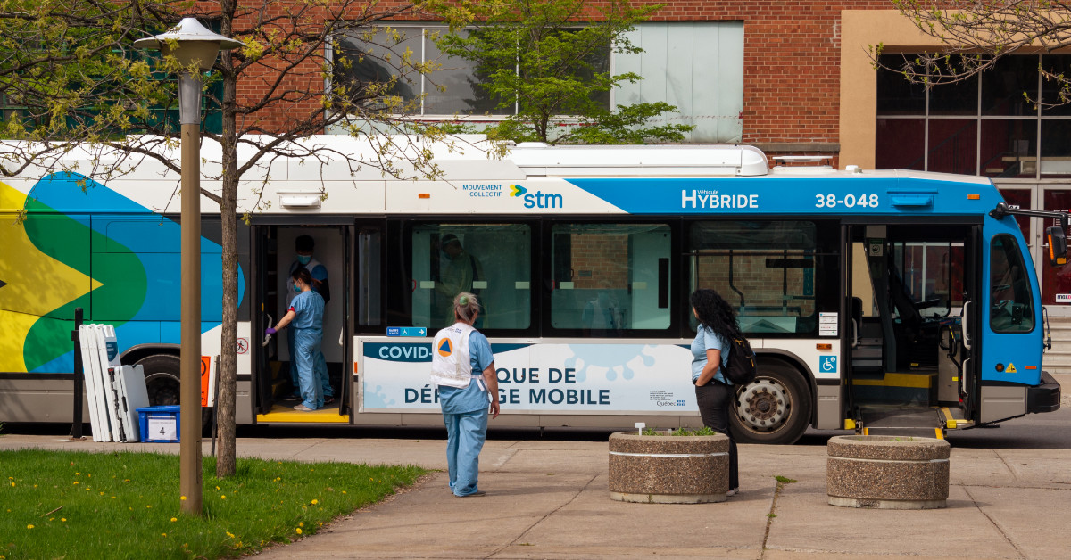 Bus COVID clinic STM Montréal, Canada